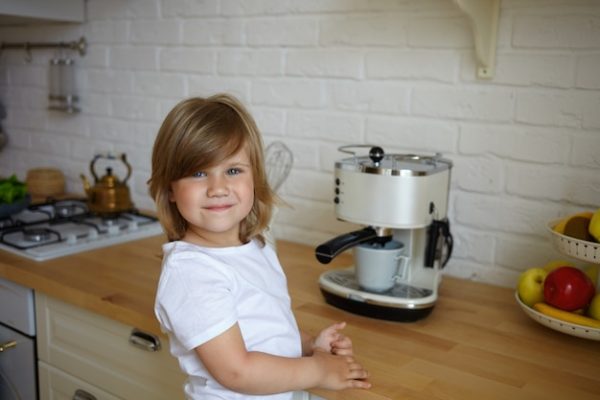10 Ways Your Curious Toddler Can Help in The Kitchen
